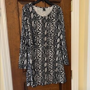 Elegant Monochrome Snake Print swing style long top